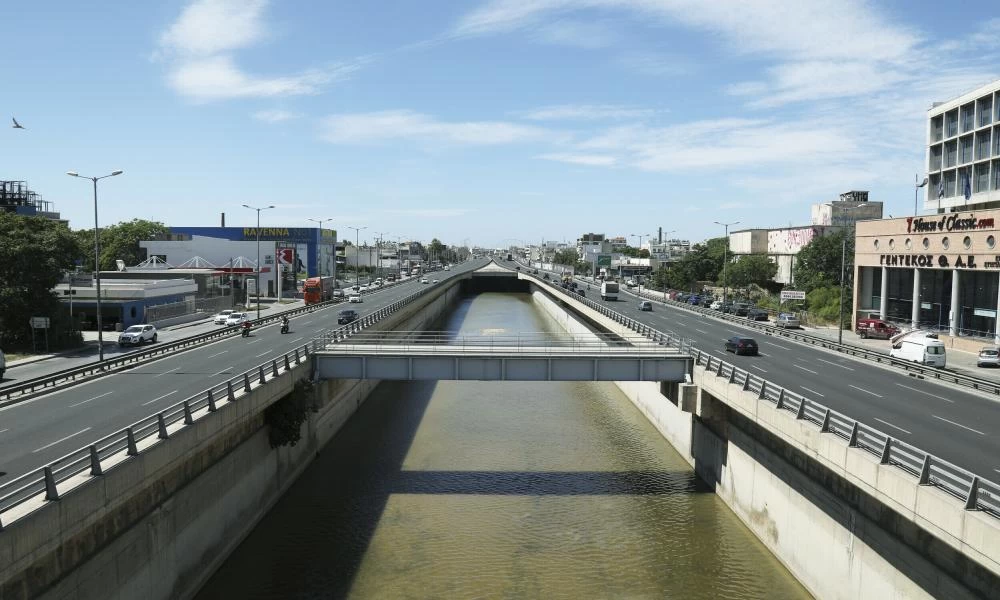 Γυναίκα έπεσε στον Κηφισό: Στο σημείο ΕΛ.ΑΣ και πυροσβεστική